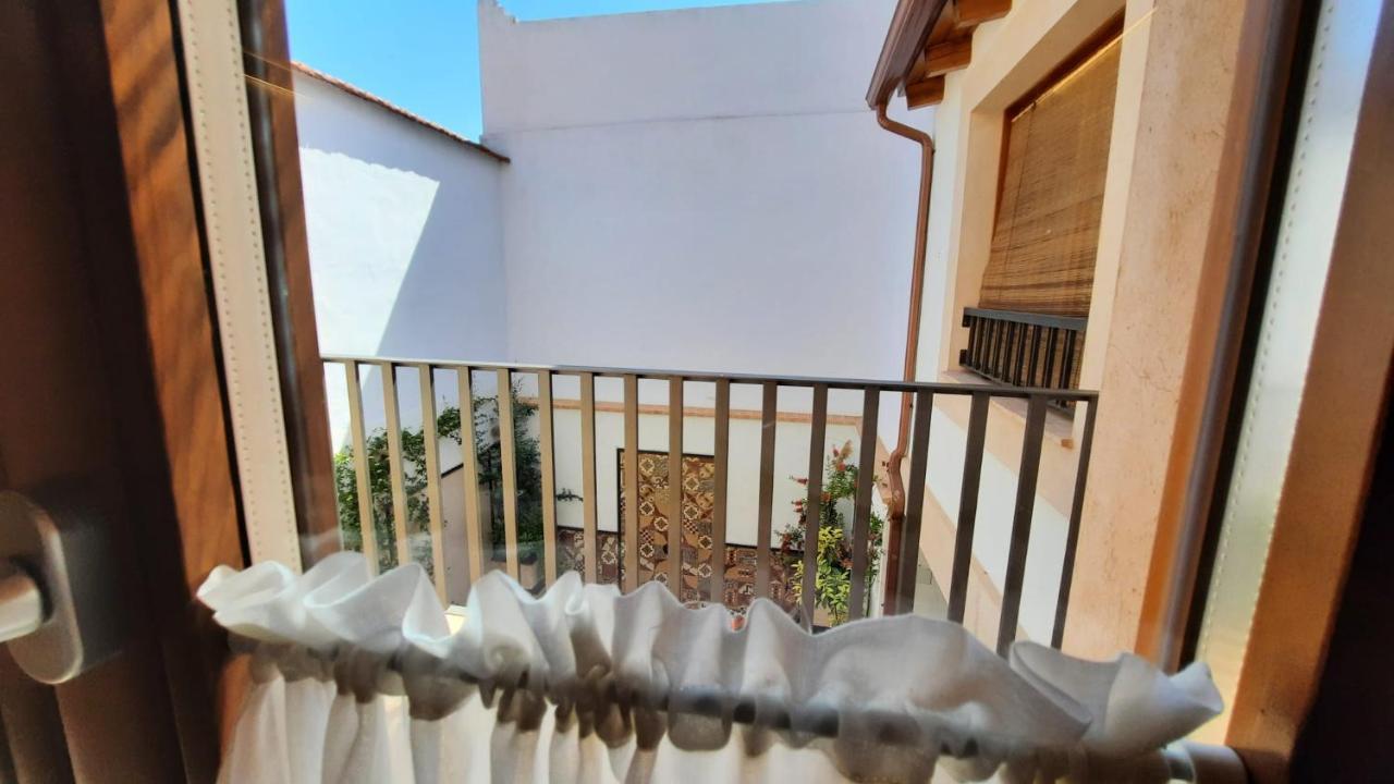 La Casa Del Medico Hosteria Rural Urda Bagian luar foto